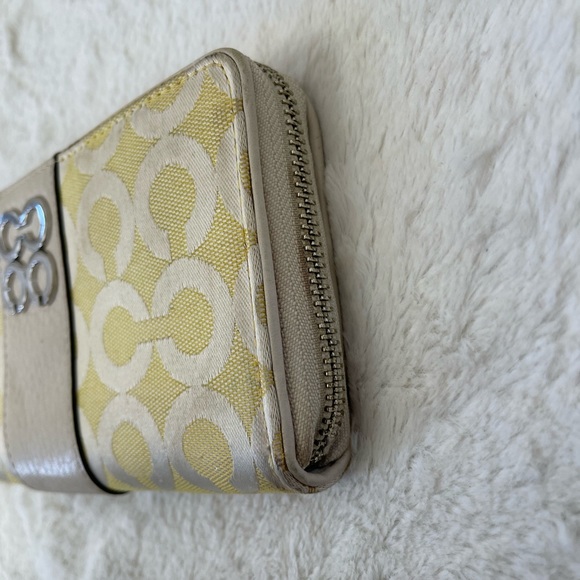 Coach zip around Wallet EUC - Picture 7 of 9